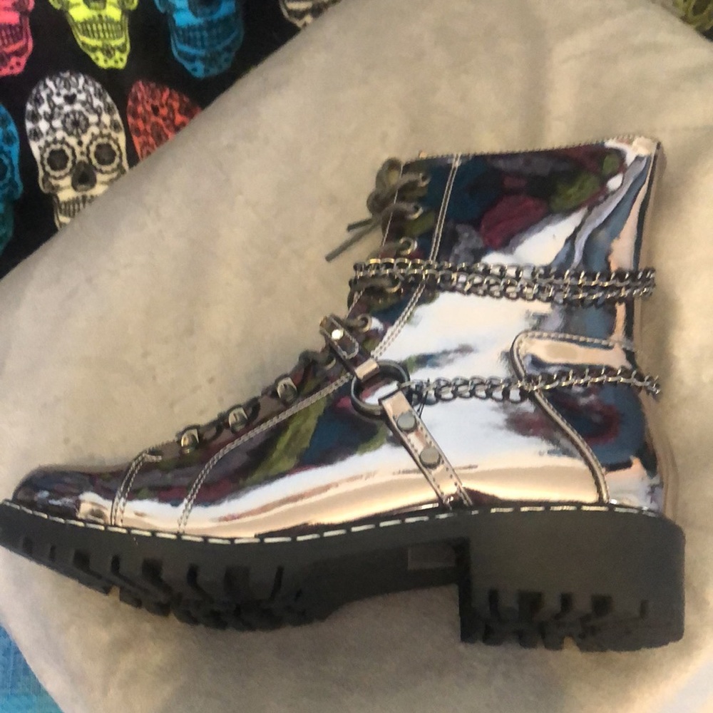 Price firm Chase and Chloe chrome boots - Picture 9 of 10
